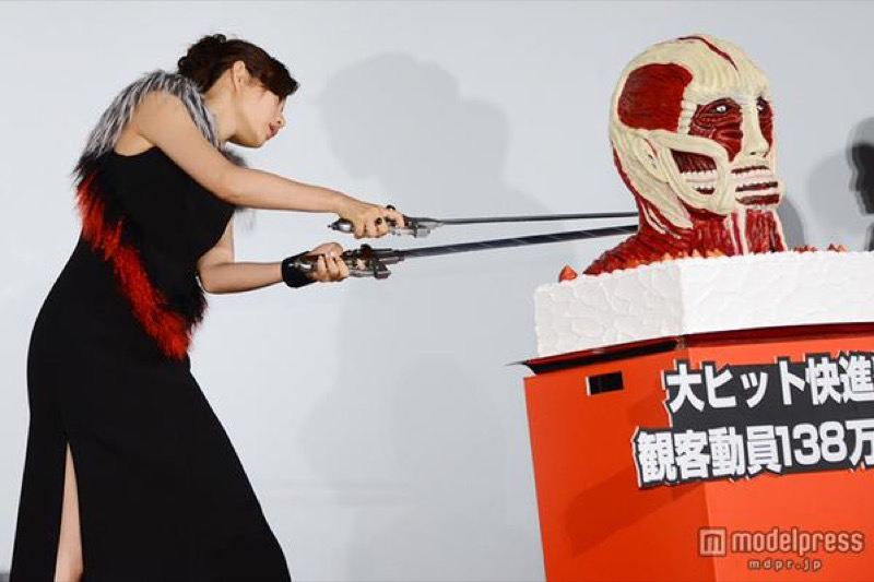 Illustration for article titled The Correct Way To Cut Attack on Titan Cake